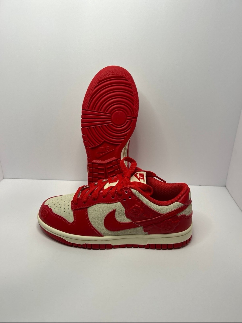 Nike Men's Low-Top Sneakers in Red and Cream Roses